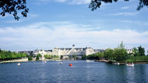 Hotel Disney´s Newport Bay Club® – bestil nemt og bekvemt hos Spies